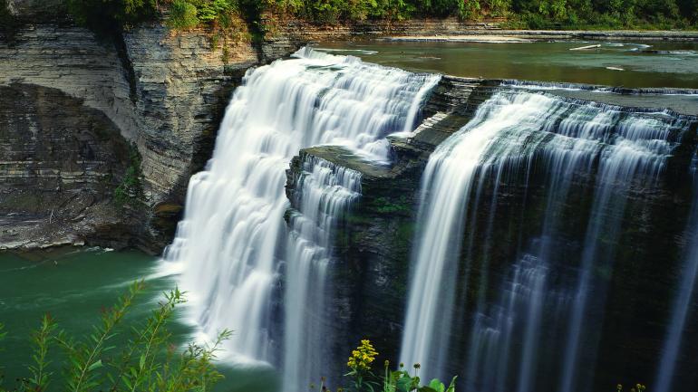 莱奇沃思州立公园内从悬崖上奔腾而下的瀑布以及周围茂密的自然景观。