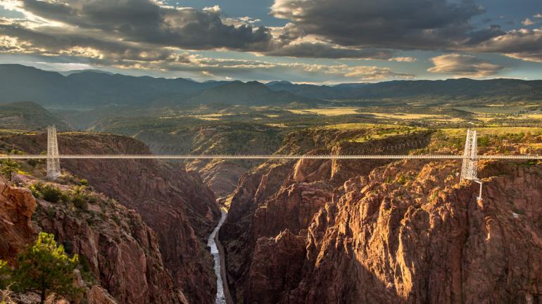徒步穿越皇家峡谷大桥，欣赏绝美的风景。