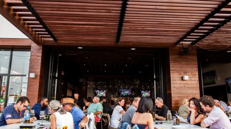 圣查尔斯的 Prasino 餐厅不仅供应令人垂涎的早午餐，还是傍晚品酌鸡尾酒的绝佳去处。  