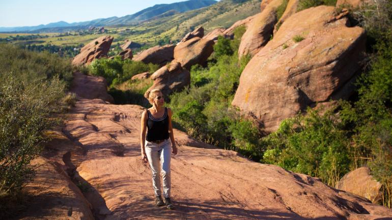 在红石公园徒步，同时欣赏地质奇观和惊人美景