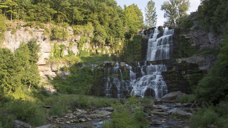 奇特南戈瀑布州立公园以其同名瀑布和野生动物而闻名。