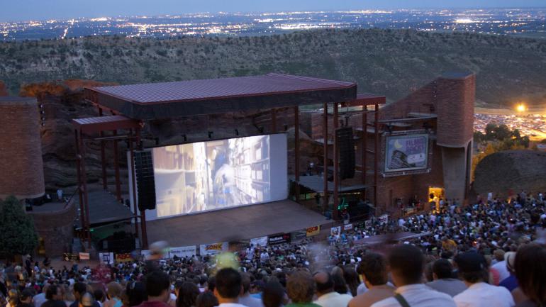 在红石公园及露天剧场观看电影，欣赏绝佳的城市美景