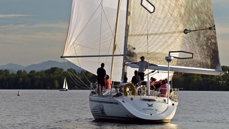 租一艘帆船，在纽约州水上享受无比精彩的一天。