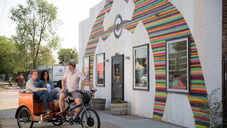 乘坐三轮车游览丹佛的北河艺术区 (RiNO)
