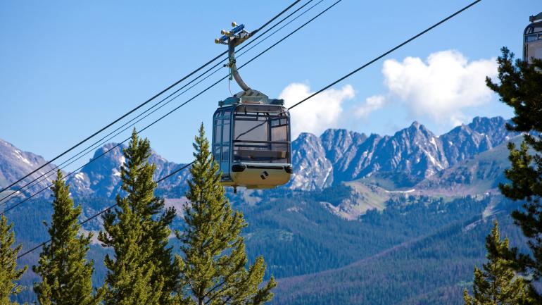 徒步和骑自行车都是从陆地欣赏韦尔秋景的好方法，但也不要错过缆车之旅，从空中鸟瞰秋景。