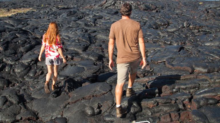 徒步穿越夏威夷火山国家公园的熔岩区