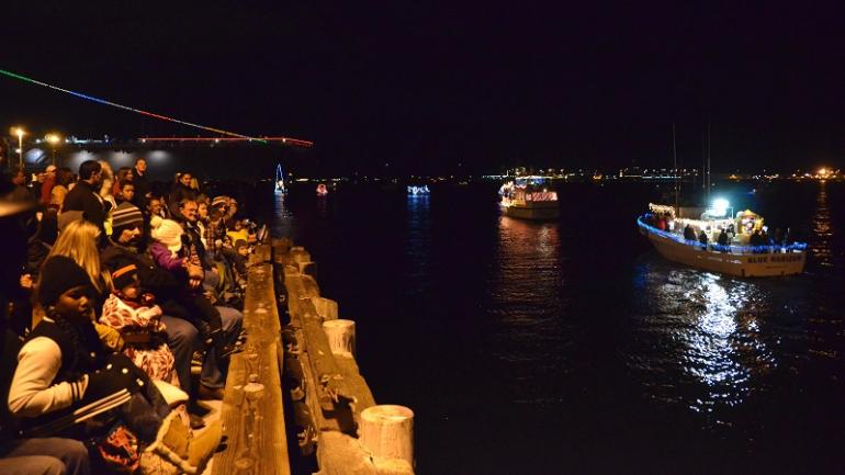 圣地亚哥湾灯光巡游中的 80 多艘装饰华美的船只