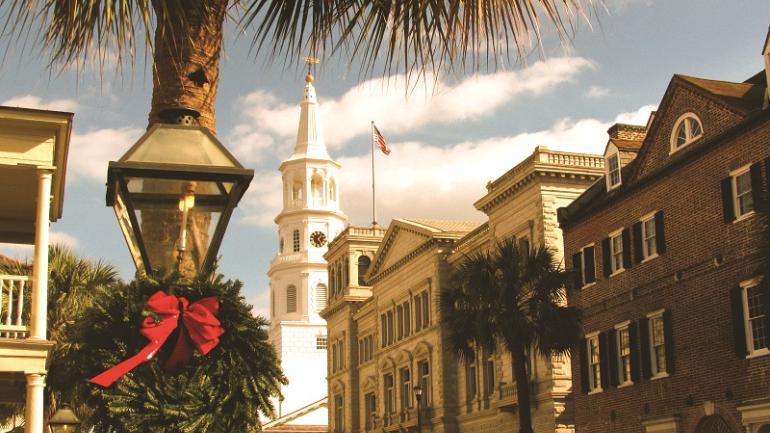 在查尔斯顿，您可以前往美国最古老的露天市场淘宝，或者参观这座城市闻名遐迩的建筑。