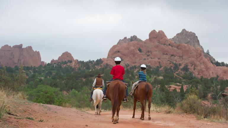 骑马穿越众神花园欣赏这些经典地标属于西部特色。 骑马穿越众神花园欣赏这些经典地标属于西部特色。