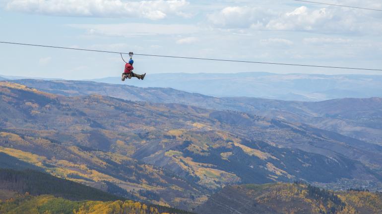 体验游戏溪空中探险，乘坐高空滑索领略韦尔山的壮美秋景。