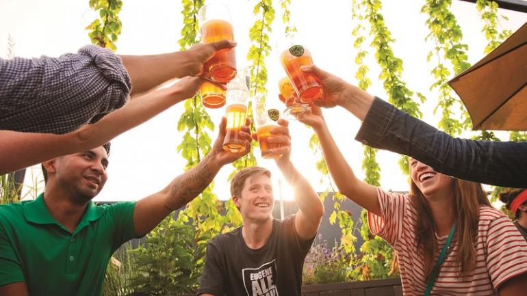 俄勒冈州的啤酒厂采用当地种植的啤酒花,酿造出开创性的精酿啤酒。您可在该州各处的散装啤酒屋和酒馆内品尝这些精酿啤酒。 俄勒冈州的啤酒厂采用当地种植的啤酒花,酿造出开创性的精酿啤酒。您可在该州各处的散装啤酒屋和酒馆内品尝这些精酿啤酒。