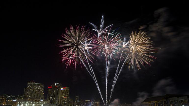 美国国庆节期间新奥尔良的烟花表演