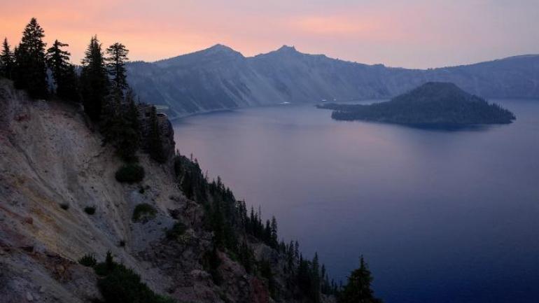 我们看着红色的夕阳缓缓落在火山口湖(Crater Lake)上方,显得朦胧而又神秘,就这样度过迷人的傍晚时光。 我们看着红色的夕阳缓缓落在火山口湖(Crater Lake)上方,显得朦胧而又神秘,就这样度过迷人的傍晚时光。