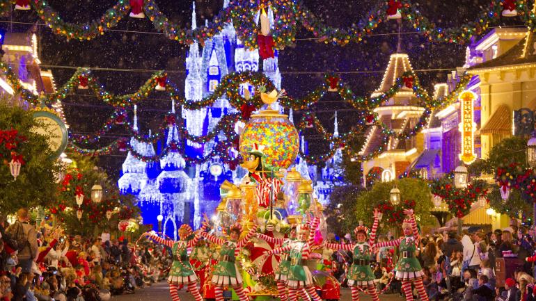 奥兰多的主题公园在节日期间还有美丽的灯光装饰