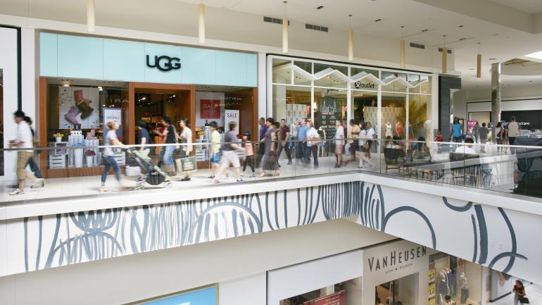 探索芝加哥时尚奥特莱斯购物中心的两层购物区