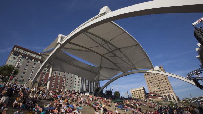 西弗吉尼亚州查尔斯顿市中心的音乐会