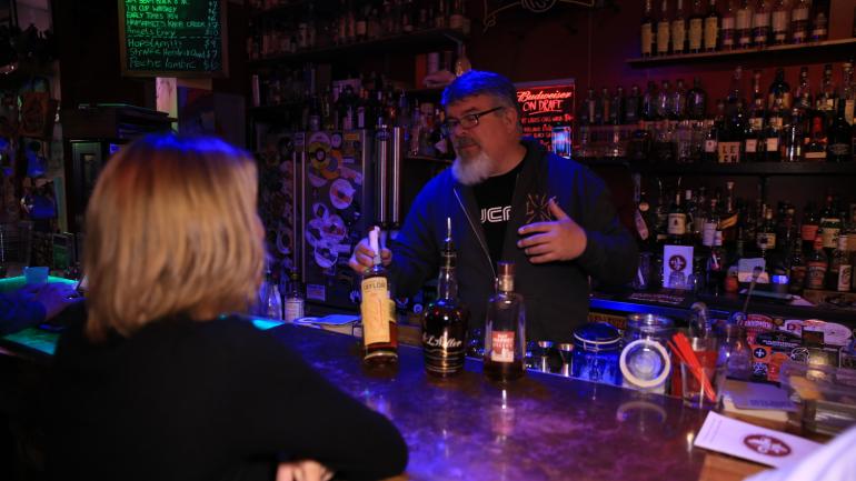 在路易维尔的 Haymarket Whiskey Bar 酒吧品酌烈酒