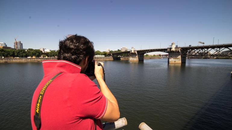 拍摄俄勒冈州波特兰威拉米特河上 Eastside Promenade 长廊令人沉醉的景致 拍摄俄勒冈州波特兰威拉米特河上 Eastside Promenade 长廊令人沉醉的景致