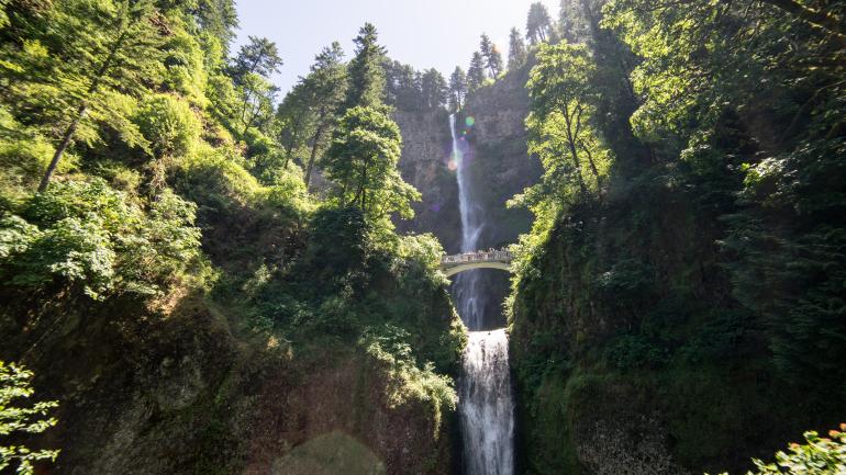 穿过俄勒冈州哥伦比亚河谷马特诺玛瀑布的旅行团 穿过俄勒冈州哥伦比亚河谷马特诺玛瀑布的旅行团
