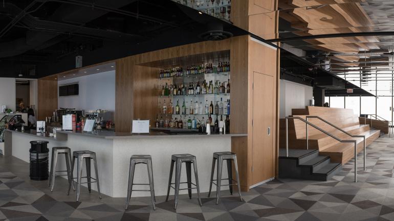 在 Architect’s Corner Café and Bar 咖啡酒吧点一杯饮品