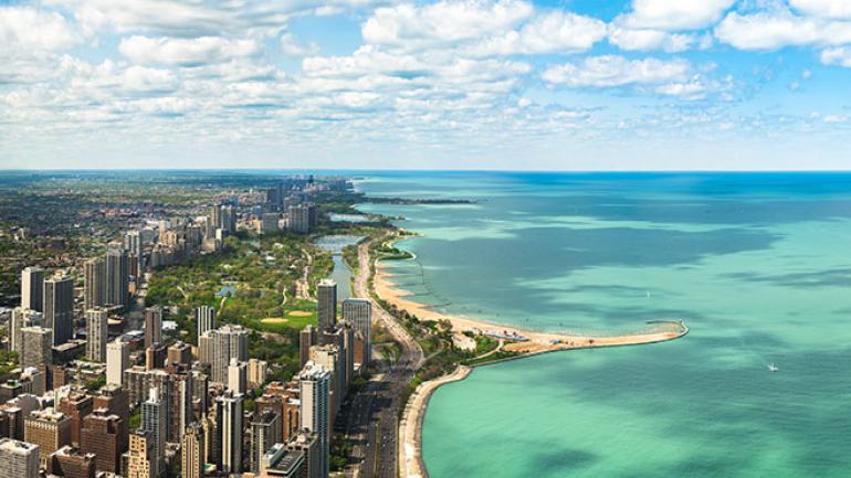 从芝加哥 360 度观景台欣赏城市水滨风光