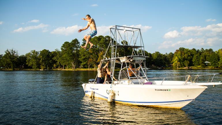 在哥伦比亚附近的默里湖上尽情玩乐