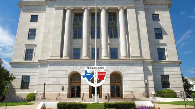 跨越两州的德克萨肯纳邮局外墙上的德克萨斯-阿肯色州界线