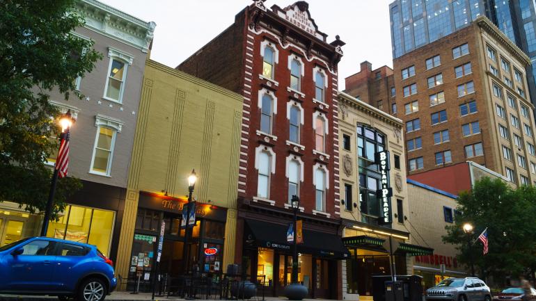 傍晚时分罗利市的费耶特维尔街