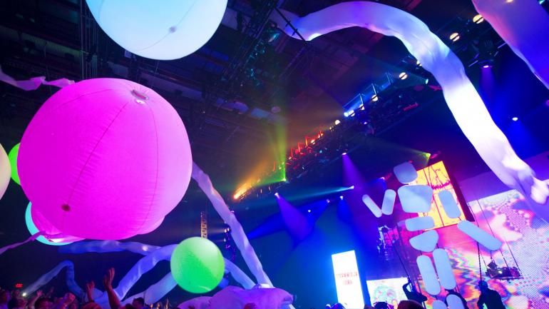 观众沉浸于蓝人乐团互动式演出