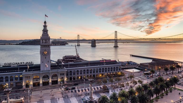从渡轮大厦俯瞰旧金山海湾大桥 从渡轮大厦俯瞰旧金山海湾大桥