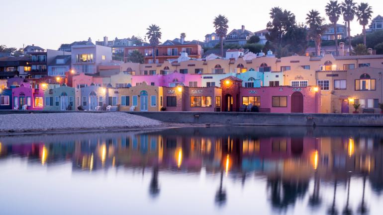 圣克鲁斯附近卡皮托拉暮色笼罩下的地中海风格海滩小屋 圣克鲁斯附近卡皮托拉暮色笼罩下的地中海风格海滩小屋