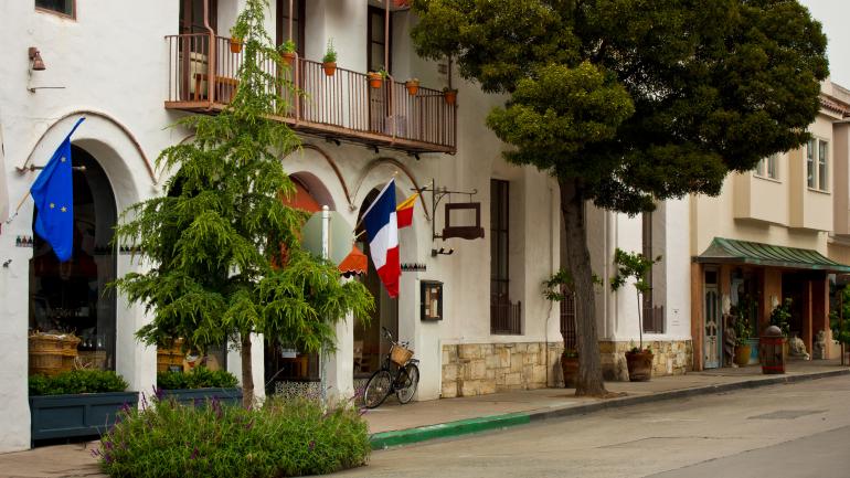 La Bicyclette 餐厅位于海边卡梅尔一条迷人的街道旁。 La Bicyclette 餐厅位于海边卡梅尔一条迷人的街道旁。