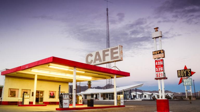 黄昏时分霓虹灯闪烁的 Roy's Motel & Café 咖啡馆