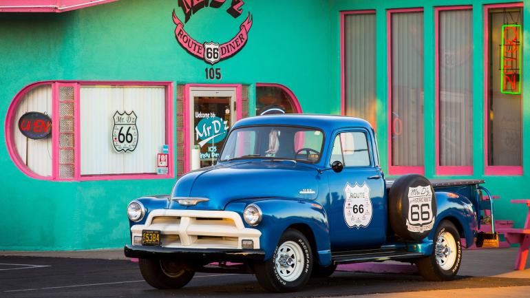 Mr. D’z Route 66 Diner 餐厅外以 66 号公路为主题的 1952 年产雪佛兰卡车