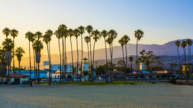 夕阳下风景秀丽的海滨美景,包括圣巴巴拉的人步行道和群山 夕阳下风景秀丽的海滨美景,包括圣巴巴拉的人步行道和群山