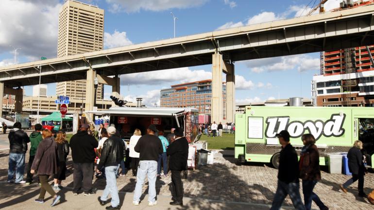 在布法罗运河区观光游览并体验美食餐车
