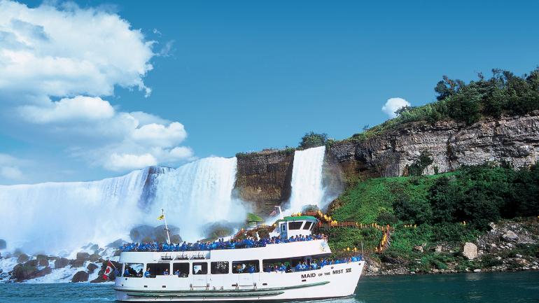 雾中少女号上身披标志性蓝色雨披的游客