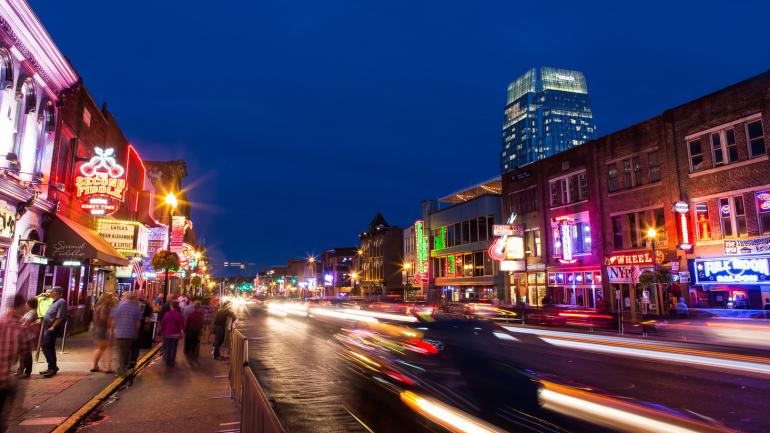 田纳西州纳什维尔市中心热闹繁华，商店、酒吧和餐厅林立，车流不息