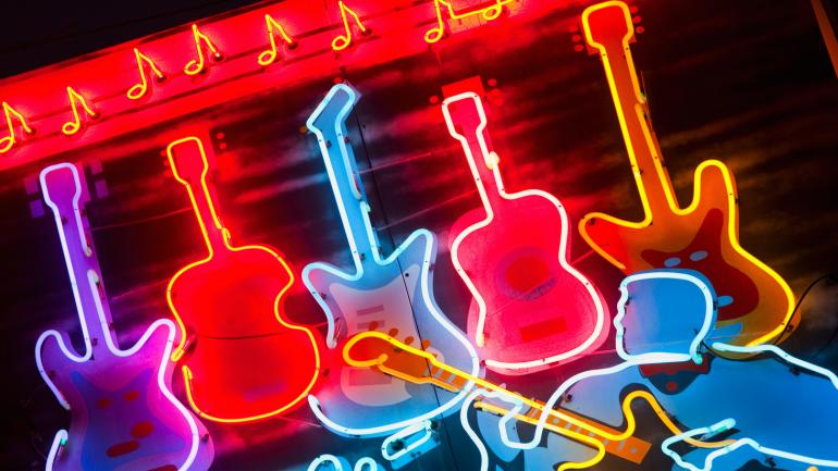 田纳西州孟菲斯贝尔街上的霓虹吉他