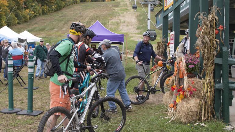 自行车爱好者们准备开始体验惊险刺激的戈尔山骑行小径。