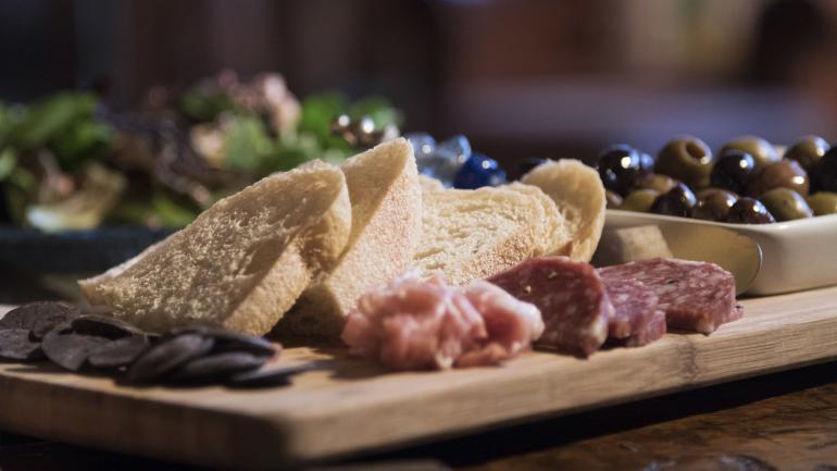 俄勒冈州达尔斯市 Sunshine Mill Winery 酒庄的熟食店 俄勒冈州达尔斯市 Sunshine Mill Winery 酒庄的熟食店