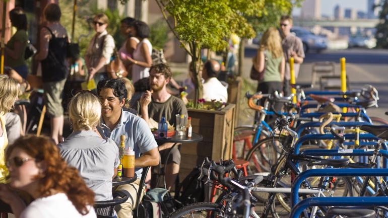 在俄勒冈州波特兰市的密西西比大道用餐。