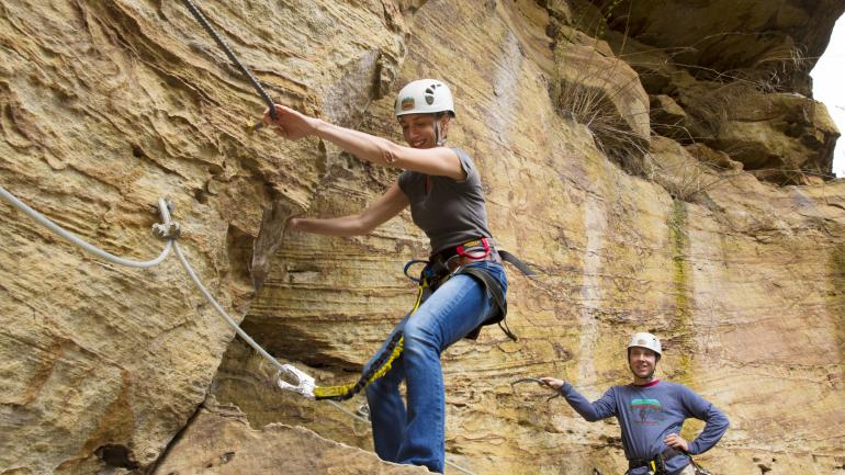 在肯塔基州 Torrent 瀑布攀岩