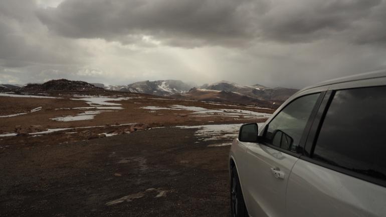 沿着穿越怀俄明州和蒙大拿州的熊牙公路享受一段风景优美的自驾游