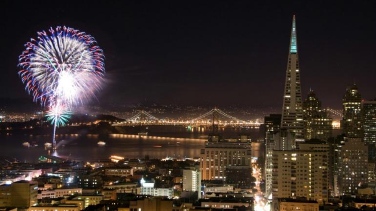 旧金山海岸上方绚丽绽放的烟花 旧金山海岸上方绚丽绽放的烟花