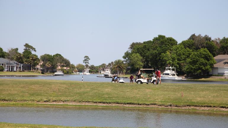 在杰克逊维尔高尔夫球场沐浴阳光