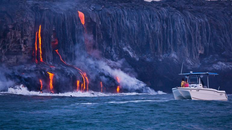 岩浆从夏威夷火山国家公园地表倾泻而下