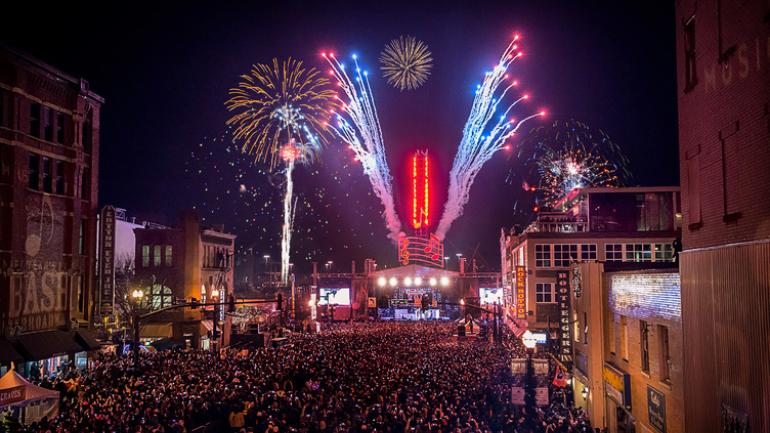 纳什维尔等待午夜烟花表演的人群 纳什维尔等待午夜烟花表演的人群