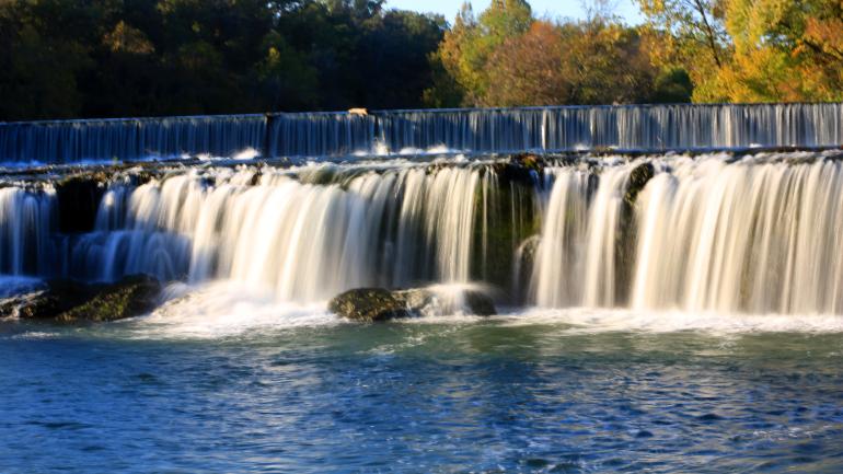 密苏里州乔普林 (Joplin) 浅滩溪保护教育中心附近的大瀑布 (Grand Falls) 密苏里州乔普林 (Joplin) 浅滩溪保护教育中心附近的大瀑布 (Grand Falls)