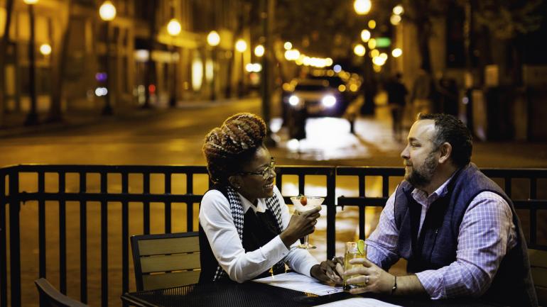 西弗吉尼亚州查尔斯顿市中心一对正在用餐的夫妇